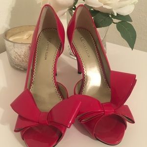 Red heels 👠 with a cute bow